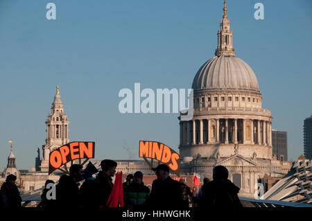 Demonstranten auf die Millennium Brücke halten Plakate, die "Open Minds" gelesen als Protest gegen die Eröffnung des Stockfoto