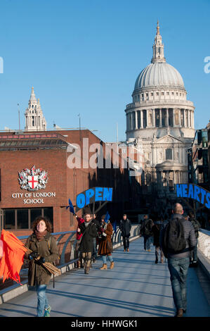 "Bauen Sie Brücken keine Mauern". Demonstranten auf die Millennium Brücke halten Plakate, die "Open Hearts" gelesen als Protest gegen die Eröffnung des Stockfoto