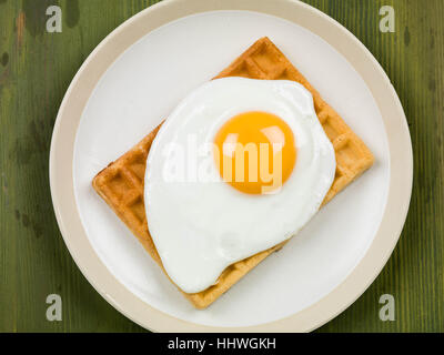 Frühstück von Spiegelei auf eine Waffel Stockfoto