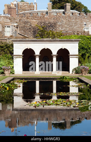 Bild von der Königin-Mutter Garten, mit Pool und Pavillon, Designed von Penelope Hobhouse im Walmer Castle, Kent. Stockfoto