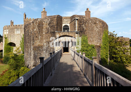 Heckansicht des Walmer Castle mit der Holzbrücke über den Splitter. Stockfoto