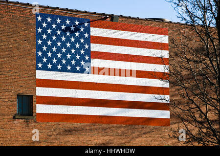 Die Flagge der Vereinigten Staaten von Amerika auf der Seite ein Backsteingebäude gemalt Stockfoto