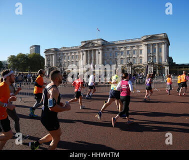 Läufer auf Royal Parks Foundation Halbmarathon in der Nähe von Buckinghampalast in London Stockfoto