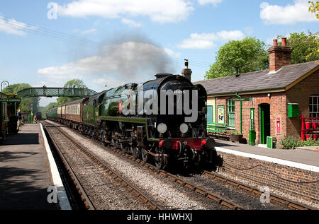 BR "Handelsmarine" 4-6-2 Nr. 35005 "Canadian Pacific" zu Medstead und vier Markierungen, Mitte Hants Eisenbahn kommt Stockfoto