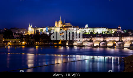 Karlsbrücke und Prager Burg auf der Moldau, Prag, Tschechische Republik Stockfoto