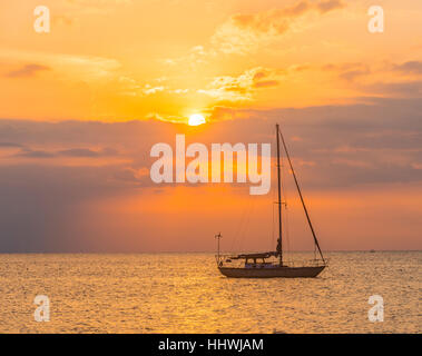 Sunrise, Segelboot auf dem Meer, Lovina Beach, Bali, Indonesien Stockfoto