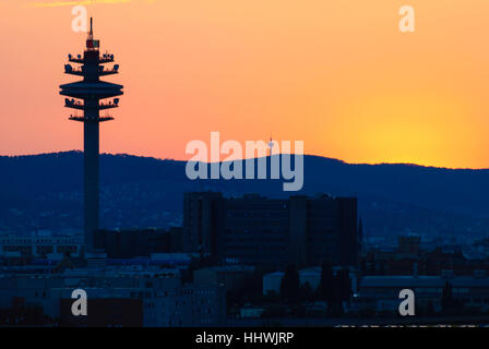 Wien, Wien: Telekommunikation Türme von Telekom Austria im Arsenal und am Exel Berg (rechts), 00., Wien, Österreich Stockfoto