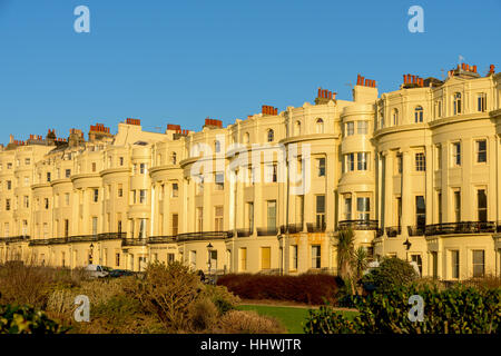 Regency Fassaden von Gebäuden am Strand von Brighton und Hove im späten Nachmittag Winter Sonnenlicht Stockfoto