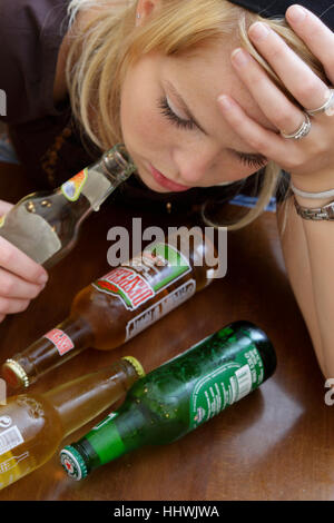 Junges Mädchen Konsum von Alkohol Stockfoto