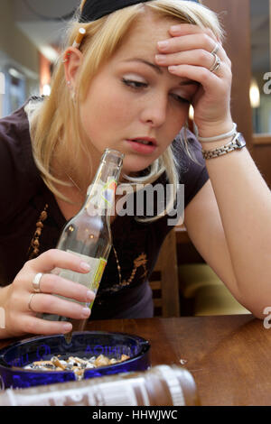 Junges Mädchen Konsum von Alkohol Stockfoto