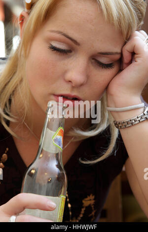 Junges Mädchen Konsum von Alkohol Stockfoto