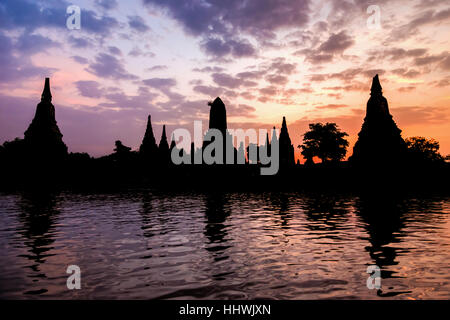 Landschaft-Silhouette des Wat Chaiwatthanaram bei Sonnenuntergang neben dem Chao-Phraya-Fluss ist religiöse Sehenswürdigkeit antiken Tempel von Ayutthaya Stockfoto