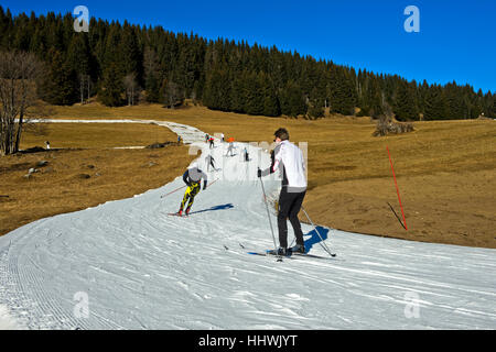 Langläufer auf Kunstschnee Trail, schneefreien Winter, Espace Nordique von Confins cross Country Skigebiet in La Clusaz Stockfoto