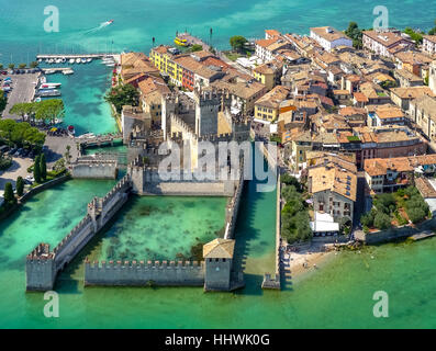 Castello Scaligero, Scaliger Burg Sirmio Halbinsel am Gardasee, Sirmione, Lombardei, Italien Stockfoto