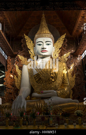 Riese sitzenden Buddha, Ngahtatgyi Pagode, Yangon, Myanmar Stockfoto