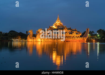 Karaweik Palace auf Kandawgyi See, Yangon, Myanmar Stockfoto