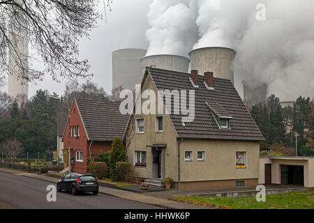 Häuser vor Kraftwerk Niederaußem, Auenheim, Bergheim, Rheinische Braunkohle Bergbau Bezirksgebiet, North Rhine-Westphalia Stockfoto