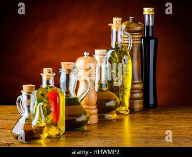 Flaschen Speiseöl und Winegar mit Salz-und Pfeffermühle Stockfoto