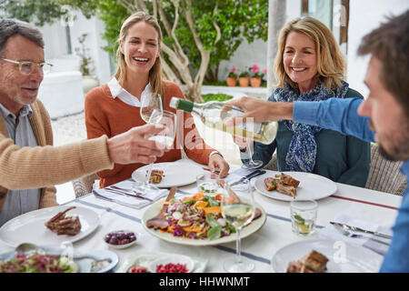 Paare, Mittagessen auf der Terrasse essen und trinken Weißwein Stockfoto