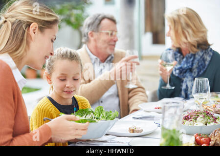 Mehr-Generationen-Familie Mittagessen auf der Terrasse genießen Stockfoto