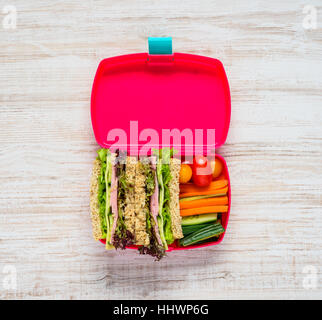 Ansicht von oben offenen rosa Lunchbox Sandwich mit Gemüse Stockfoto