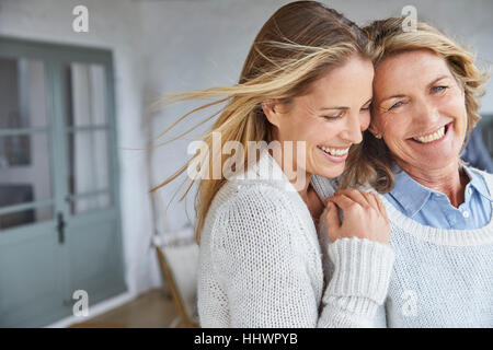 Glückliche, liebevolle Mutter und Tochter auf Terrasse Stockfoto
