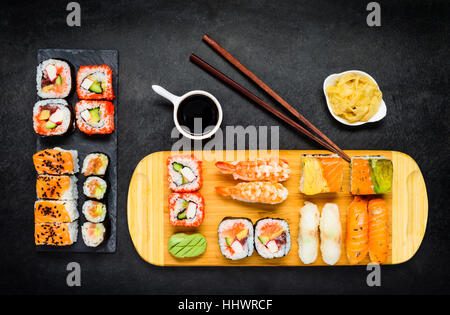 Sashimi und verschiedene Sushi-Arten mit Sojasauce und Tsukemono. Japanische Küche Essen Spezialität Stockfoto