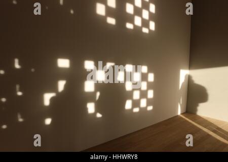 Im Inneren des Schalters Hausbau, neue Erweiterung der Tate Modern in London. Schatten an der Wand reflektiert Sonnenlicht reflektieren. Stockfoto