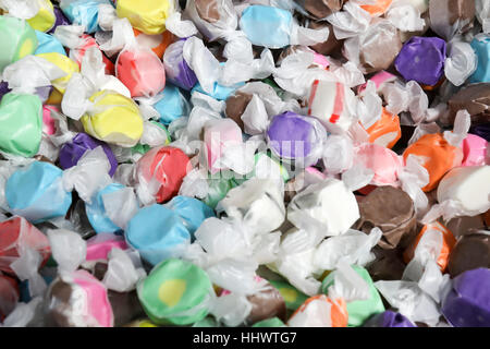 Nahaufnahme von Haufen bunt Vintage Salzwasser Taffy Bonbons. Stockfoto