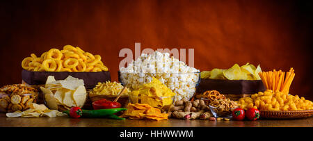 Panorama Stillleben mit salzigen Snacks, Kartoffel-Chips, Popcorn und dip Stockfoto