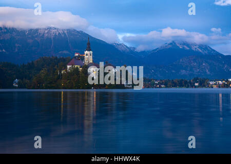 Ansicht der Kirche von Bled und berühmten Insel bei Nacht in Slowenien, Europa Stockfoto