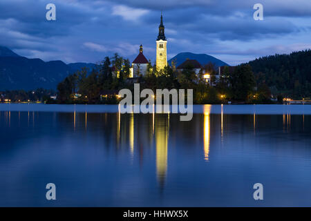 Ansicht der Kirche von Bled und berühmten Insel bei Nacht in Slowenien, Europa Stockfoto