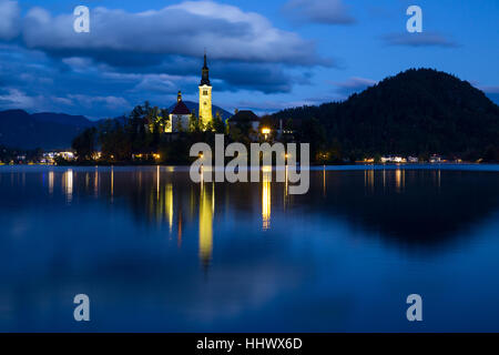 Ansicht der Kirche von Bled und berühmten Insel bei Nacht in Slowenien, Europa Stockfoto