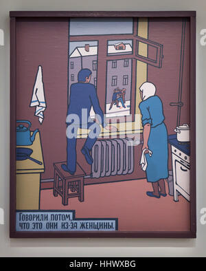 Untitled Pingting aus der Serie Apartment No. 22 (1992) des russischen Konzeptkünstlers Viktor Pivovarov, ausgestellt in der Ausstellung zur sowjetischen und russischen Gegenwartskunst von 1950 bis 2000 im Centre Pyrou in Paris, Frankreich. Inschrift auf Russisch bedeutet: Und dann sagten die Leute, sie hätten es wegen einer Frau gemacht. Die Ausstellung Kollektsia! (Sammlung!) Läuft bis 27. März 2017. Stockfoto