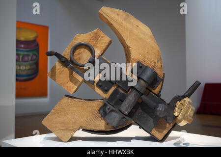 Holzskulptur Lock, Hammer und Sichel (1989) von russischen Konzeptkünstler Leonid Sokov auf der Ausstellung widmet sich der sowjetischen und russischen Gegenwartskunst von 1950 bis 2000 im Centre Pompidou in Paris, Frankreich. Die Ausstellung mit dem Titel Kollektsia! (Sammlung!) läuft bis zu 27. März 2017. Stockfoto