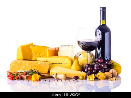 Käse, Gemüse, Lebensmittel und Wein isoliert auf weißem Hintergrund Stockfoto
