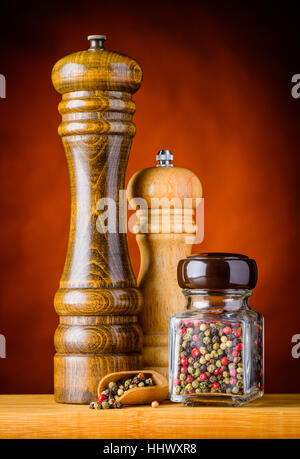 Weiß, grün, schwarz und Pfeffer in ein Glas und zwei Pfeffermühlen Schleifer Stockfoto