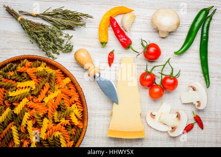 Bunte Fusilli Doppia Rigatura Nudeln mit Parmesan-Käse und Gemüse Stockfoto