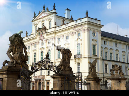 Palast des Erzbischofs auf dem Burgplatz neben dem Haupteingang in der Pragerburg Stockfoto