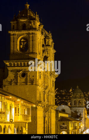 La Compañia de Jesus (die Gesellschaft Jesu) Kirche, Glockenturm der Kirche La Merced in Hintergrund, Cusco, Peru Stockfoto