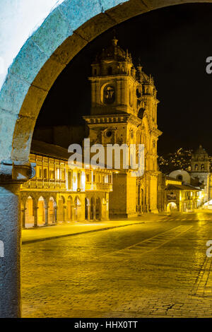 La Compañia de gerahmt Jesuskirche (die Gesellschaft Jesu) durch eine Bogen-, La Merced Kirche Glockenturm im Hintergrund, Cusco, Peru Stockfoto