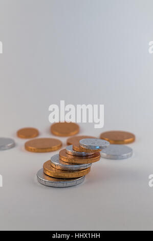 Schokolade Geld Stapel in weißem Hintergrund. Stockfoto