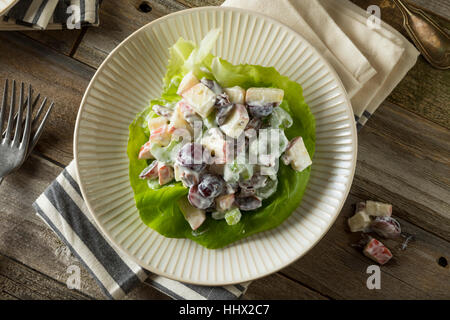 Hausgemachte frische Waldorfsalat mit Äpfeln, Trauben und Dressing Stockfoto