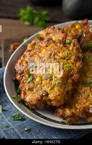 Hausgemachte gebratene Mais Krapfen mit Zucchini und Petersilie Stockfoto