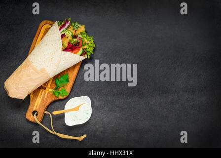 Traditionelle arabische Gerichte, Döner-Sandwich mit Sauce auf Platz Kopierbereich gerollt Stockfoto