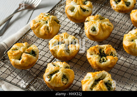 Hausgemachte Spinat-Muffin-Blätterteig mit Feta und Zwiebeln Stockfoto