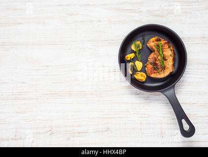 Draufsicht der Pfanne mit gegrillten Steak Fleisch und Kopie Raum Textbereich Stockfoto