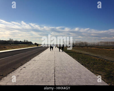 Gefrorene bedeckt mit leichtem Schnee Promenade mit Gruppen von Menschen gehen, Frankreich Stockfoto