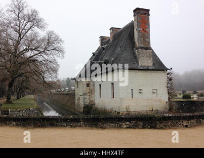 Kleines weißes Gebäude mit Schornstein am Eingang des Chateau de Chenonceau im winter Stockfoto