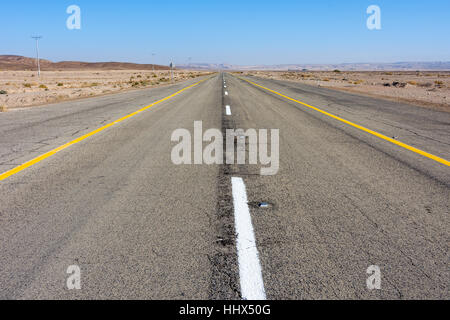 Einsam und leer Wüstenstraße im südlichen Israel Negev-Wüste, zwischen Mizpe Ramon und Eilat Stockfoto